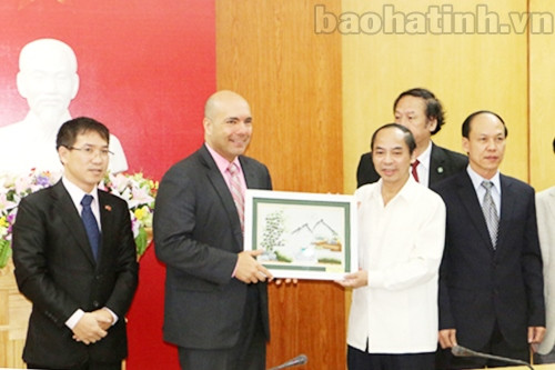 Phó Chủ tịch Thường trực UBND tỉnh Nguyễn Thiện tặng quà lưu niệm cho Phó Tham tán Văn hóa thông tin Đại sứ quán Hoa Kỳ tại Việt Nam Michael Turner