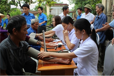 Đoàn Thanh niên Báo Hà Tĩnh Đoàn Thanh niên BVĐK Hà Tĩnh khám chữa bệnh cho đối tượng chính sách ở xã Ích Hậu (Lộc Hà)