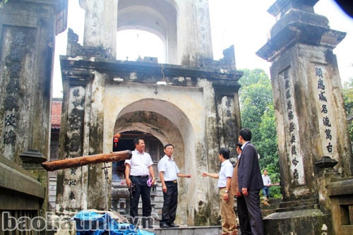 Đại diện các đơn vị liên quan khảo sát bên ngoài đền Lê Khôi...