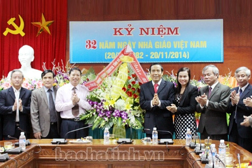 Lãnh đạo tỉnh chúc mừng Ngày Nhà giáo VN và Ngày truyền thống ngành Thanh tra ảnh 2