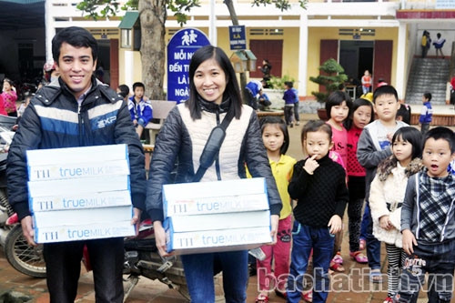 Cấp phát 180 thùng sữa tươi cho 8.500 trẻ em miền núi Hương Sơn ảnh 1