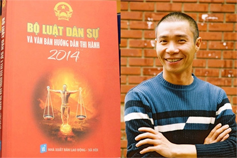 Cuốn sách “Bộ Luật Dân sự và văn bản hướng dẫn thi hành 2014” có bìa in hình diễn viên Công Lý là sản phẩm liên kết xuất bản giữa Nhà xuất bản (NXB) Lao động – Xã hội và nhà sách Lao Động.