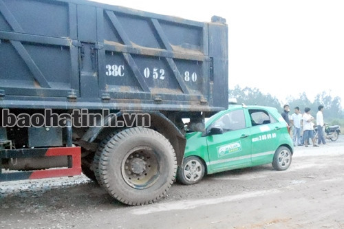 "Rúc" đuôi xe tải, taxi bẹp đầu ảnh 1