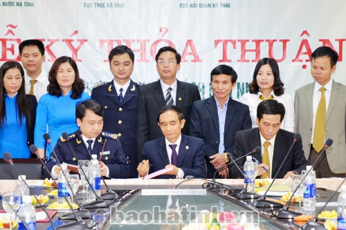 Ký thỏa thuận phối hợp thu ngân sách qua Vietcombank Hà Tĩnh ảnh 1