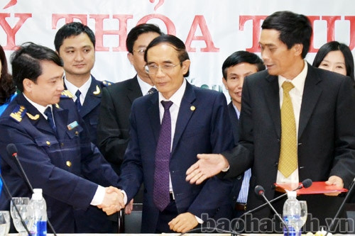 Ký thỏa thuận phối hợp thu ngân sách qua Vietcombank Hà Tĩnh ảnh 2