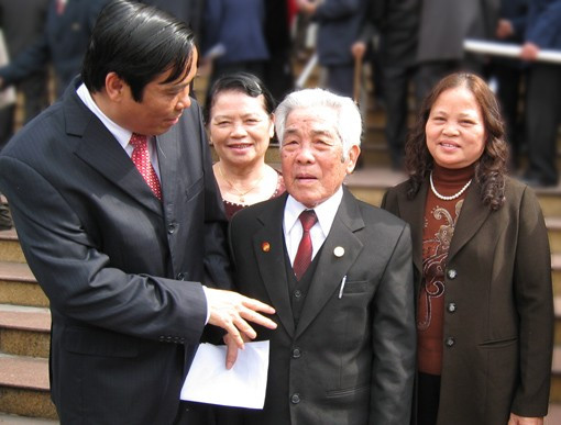 Bí thư Tỉnh ủy Nguyễn Thanh Bình trò chuyện với nguyên Bí thư Tỉnh ủy Nguyễn Tiến Chương