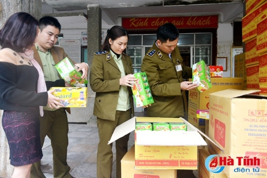 Một lô bánh ngọt vi phạm lỗi không đủ định lượng như trên bao bì vừa được lực lượng QLTT phát hiện Một lô bánh ngọt vi phạm lỗi không đủ định lượng như trên bao bì vừa được lực lượng QLTT phát hiện