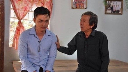 Diễn viên Thành Lũy (áo đen) trong một cảnh quay của phim Mặn hơn muối, bộ phim cuối cùng ông tham gia. Ảnh: TL. Diễn viên Thành Lũy (áo đen) trong một cảnh quay của phim Mặn hơn muối, bộ phim cuối cùng ông tham gia. Ảnh: TL.