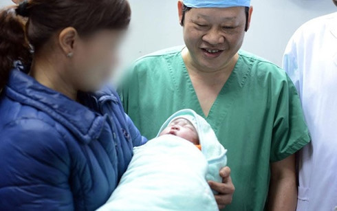 Em bé đầu tiên sinh ra nhờ mang thai hộ nặng 3,6kg ảnh 1