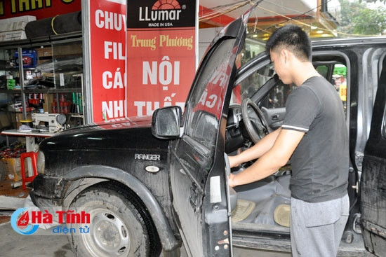 Nhân viên kỹ thuật Cửa hàng Nội thất ô tô Trung Phương (đường Hà Huy Tập - TP Hà Tĩnh) tân trang ô tô cho khách hàng. Nhân viên kỹ thuật Cửa hàng Nội thất ô tô Trung Phương (đường Hà Huy Tập - TP Hà Tĩnh) tân trang ô tô cho khách hàng.