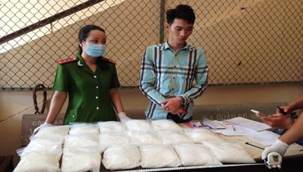 Nghi can cầm đầu Đỗ Thái Dũng cùng tang vật. Ảnh: CA cung cấp.