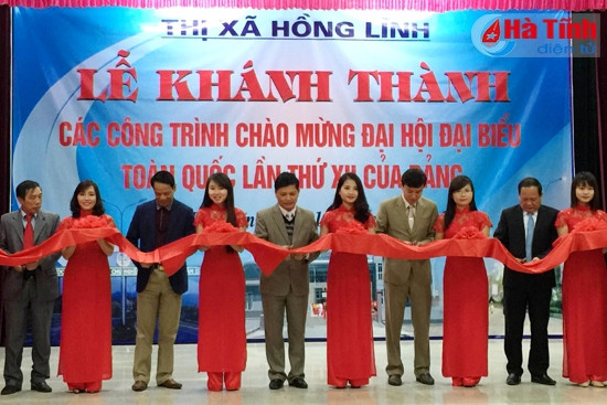 Lãnh đạo TX. Hồng Lĩnh cắt băng khánh thành các công trình chào mừng Đại hội Đảng toàn quốc lần thứ XII