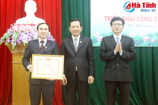 Đại diện TAND tối cao trao bằng khen cho TAND tỉnh Hà Tĩnh Phó trưởng ban Nội chính Tỉnh ủy Đặng Văn Tính trao cờ đơn vị dẫn đầu của UBND tỉnh cho TAND huyện Đức Thọ
