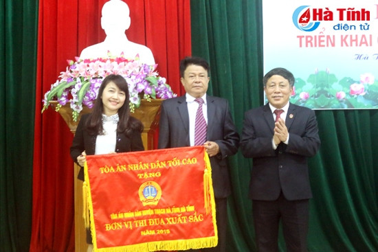 Phó Chánh án TAND tối cao Nguyễn Văn Thuân tặng cờ thi đua xuất sắc cho TAND tỉnh huyện Thạch Hà