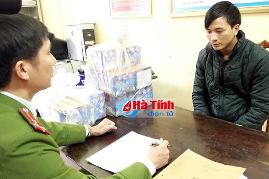 Đối tượng Trương Hữu Cường và tang vật 13 hộp pháo nổ