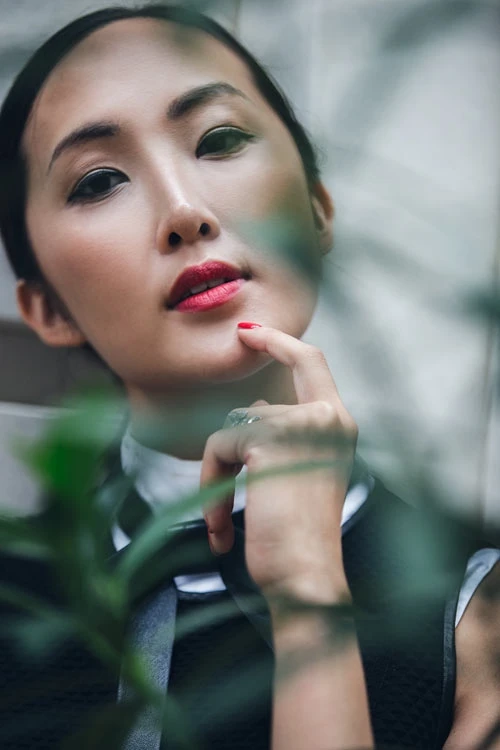 10. Son môi đỏ Hẳn mọi cô gái đều hiểu rõ giá trị của son môi đối với phong cách bản thân. Khi muốn thể hiện hình ảnh quý cô quyến rũ, tự tin, sang chảnh, đừng ngần ngại chọn sắc đỏ nồng nàn và tô lên môi thật khéo léo.