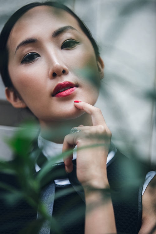 10. Son môi đỏ Hẳn mọi cô gái đều hiểu rõ giá trị của son môi đối với phong cách bản thân. Khi muốn thể hiện hình ảnh quý cô quyến rũ, tự tin, sang chảnh, đừng ngần ngại chọn sắc đỏ nồng nàn và tô lên môi thật khéo léo.