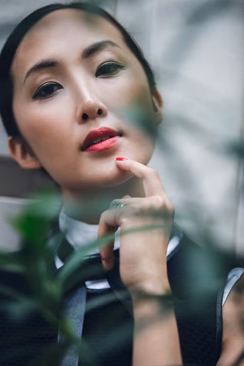 10. Son môi đỏ Hẳn mọi cô gái đều hiểu rõ giá trị của son môi đối với phong cách bản thân. Khi muốn thể hiện hình ảnh quý cô quyến rũ, tự tin, sang chảnh, đừng ngần ngại chọn sắc đỏ nồng nàn và tô lên môi thật khéo léo.