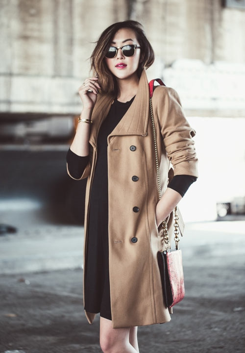 7. Để lộ tay áo trong Đây là một phương pháp đơn giản để bổ sung điểm nhấn thú vị cho vẻ ngoài. Bạn có thể áp dụng bí quyết này bất cứ khi nào mặc áo khoác hay blazer theo cách mix layer.