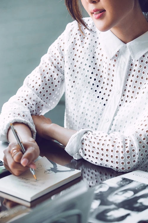 8. Sơ mi trắng chất liệu tốt Đặc biệt với các nàng công sở, áo sơ mi trắng là cách dễ dàng nhất để thể hiện sự chuyên nghiệp và lịch thiệp, phù hợp mọi hoàn cảnh. Bên cạnh đó, bạn lưu ý hãy luôn ủi áo phẳng phiu trước khi ra ngoài.