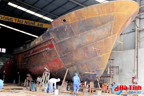 Con tàu vỏ thép lưới rê của ông Nguyễn Lưu Truyền (Xuân Hội - Nghi Xuân) dự kiến sẽ hạ thủy vào tháng 2/2016. Con tàu vỏ thép lưới rê của ông Nguyễn Lưu Truyền (Xuân Hội - Nghi Xuân) dự kiến sẽ hạ thủy vào tháng 2/2016.