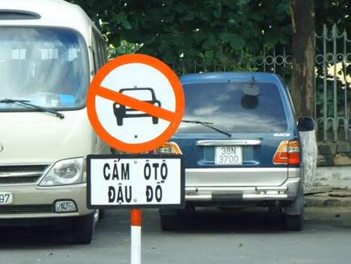 Những biển cấm 'có cũng như không' ảnh 5