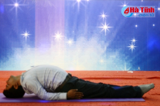 Tiến sĩ KULDEEP KUSWAH lầm mẫu một số động tác tập Yoga chữa bệnh thoái hóa cổ, đau lưng và đau khớp