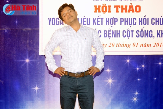 Tiến sĩ KULDEEP KUSWAH lầm mẫu một số động tác tập Yoga chữa bệnh thoái hóa cổ, đau lưng và đau khớp
