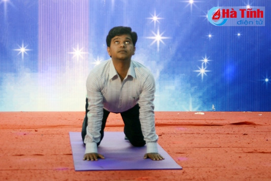 Tiến sĩ KULDEEP KUSWAH lầm mẫu một số động tác tập Yoga chữa bệnh thoái hóa cổ, đau lưng và đau khớp