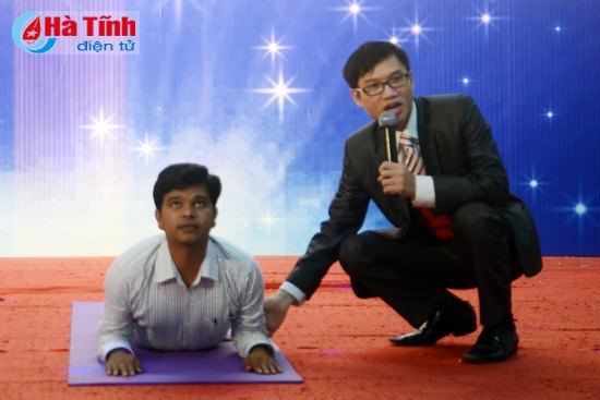 Tiến sĩ KULDEEP KUSWAH lầm mẫu một số động tác tập Yoga chữa bệnh thoái hóa cổ, đau lưng và đau khớp