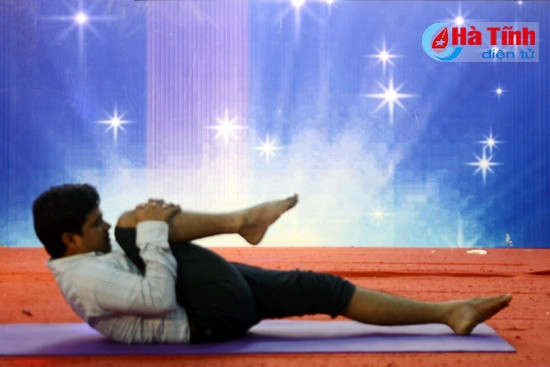 Tiến sĩ KULDEEP KUSWAH lầm mẫu một số động tác tập Yoga chữa bệnh thoái hóa cổ, đau lưng và đau khớp