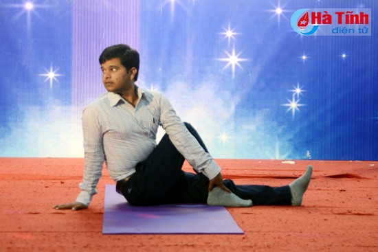 Tiến sĩ KULDEEP KUSWAH lầm mẫu một số động tác tập Yoga chữa bệnh thoái hóa cổ, đau lưng và đau khớp
