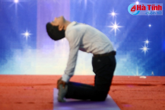 Tiến sĩ KULDEEP KUSWAH lầm mẫu một số động tác tập Yoga chữa bệnh thoái hóa cổ, đau lưng và đau khớp