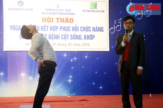 Tiến sĩ KULDEEP KUSWAH lầm mẫu một số động tác tập Yoga chữa bệnh thoái hóa cổ, đau lưng và đau khớp