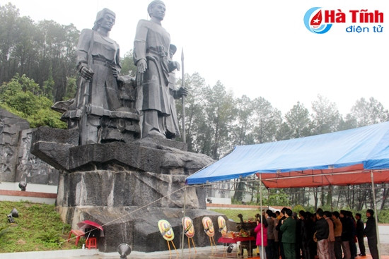 Phó Chủ tịch UBND tỉnh Nguyễn Hồng Lĩnh cùng các đại biểu làm lễ dâng hương