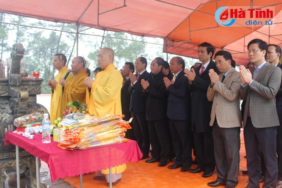 Phó Chủ tịch UBND tỉnh Nguyễn Hồng Lĩnh cùng các đại biểu làm lễ dâng hương