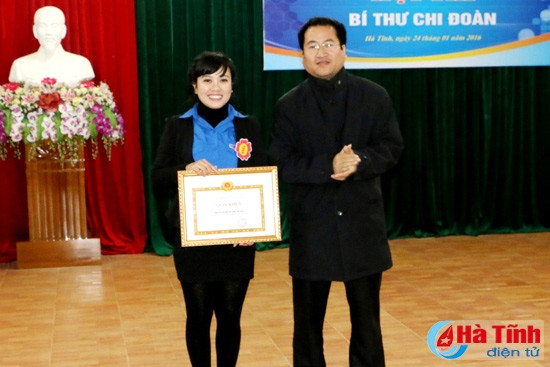 Lãnh đạo Tỉnh đoàn trao thưởng cho các thí sinh đạt giải Nhất, Nhì