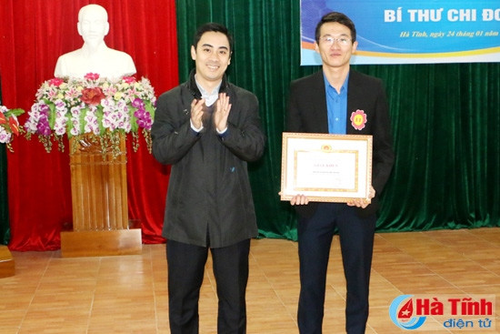 Lãnh đạo Tỉnh đoàn trao thưởng cho các thí sinh đạt giải Nhất, Nhì