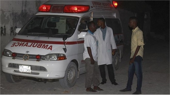 Xe cấp cứu có mặt tại gần hiện trường. (Nguồn: EPA)