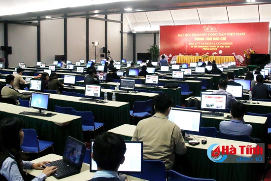 PV tác nghiệp tại Trung tâm báo chí