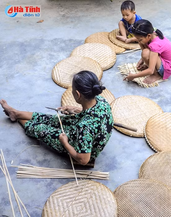 Dù gặp rất nhiều khó khăn khi canh tranh với đồ nhựa nhưng với những sản phẩm đan đẹp, không độc hại và sử dụng bền lâu vẫn được rất nhiều người ưa chuộng, được bán chạy ở trong tỉnh cũng như các tỉnh phía Nam. Giá bán chỉ dao động từ 25 - 30 nghìn đồng/sản phẩm nhưng đây là một nguồn thu nhập giúp người dân làng Đan Chế có thêm chi phí sinh hoạt hàng ngày
