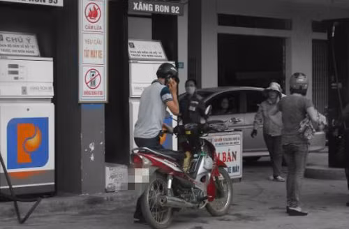 Vô tư nghe điện thoại tại trạm xăng.