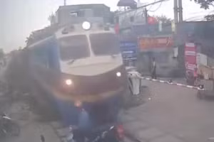 'Thót tim' cảnh xe máy băng qua đường sắt, tài xế thoát chết trong gang tấc
