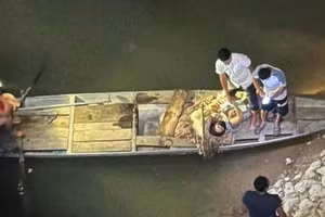 Người đàn ông lao xuống sông Lam cứu hai mẹ con nhảy cầu