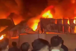 Cháy lớn trong đêm tại khu xưởng nhựa ở Hưng Yên