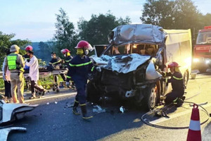 Tai nạn nghiêm trọng giữa xe khách và đầu kéo trên cao tốc, 3 người tử vong