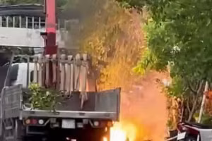 Xe cẩu vướng dây điện phát nổ, tài xế tử vong