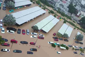 Hàng trăm xe ôtô tiền tỉ ngập trong nước lũ