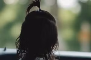 Bé gái hơn 2 tuổi tử vong sau khi bị bố bỏ quên trong ô tô