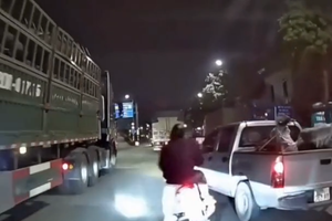 Ô tô chèn ép làm xe máy chở trẻ em ngã ra đường, ngay sát gầm xe tải